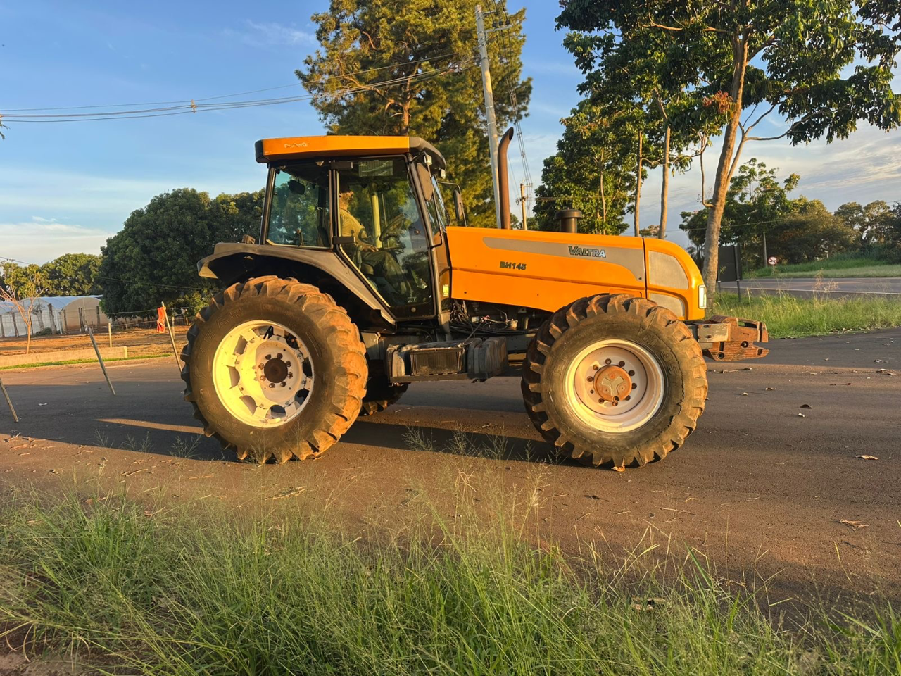 Trator Valtra bh 145 ano 2012 Com gabini original Com 4 pneus novos Valor 150 mil - Foto 1