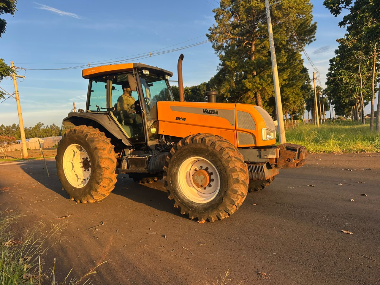 Trator Valtra bh 145 ano 2012 Com gabini original  Com 4 pneus novos  Valor 150 mil - Foto 2