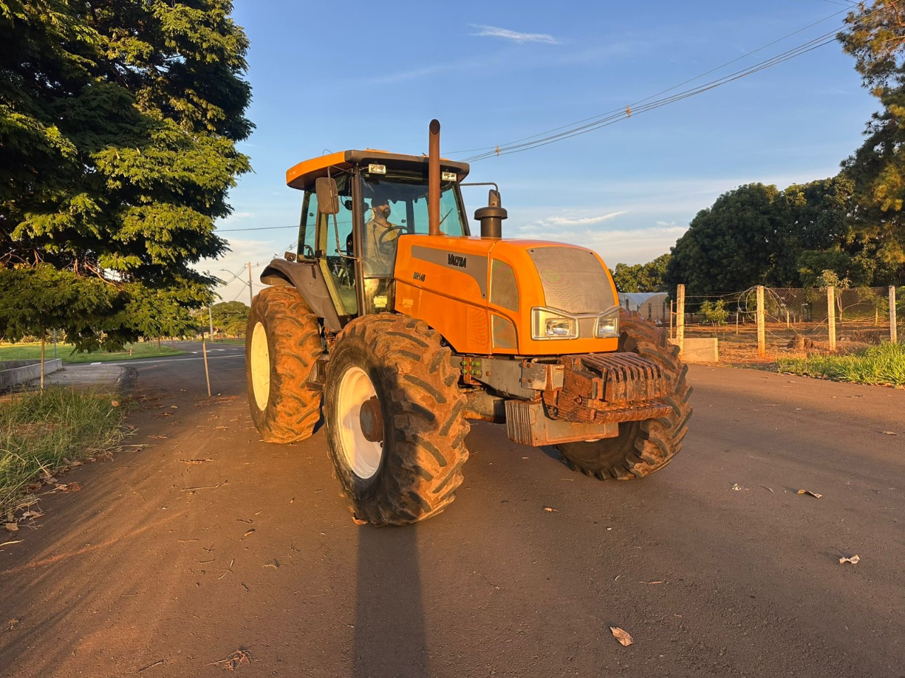 Trator Valtra bh 145 ano 2012 Com gabini original  Com 4 pneus novos  Valor 150 mil - Foto 3
