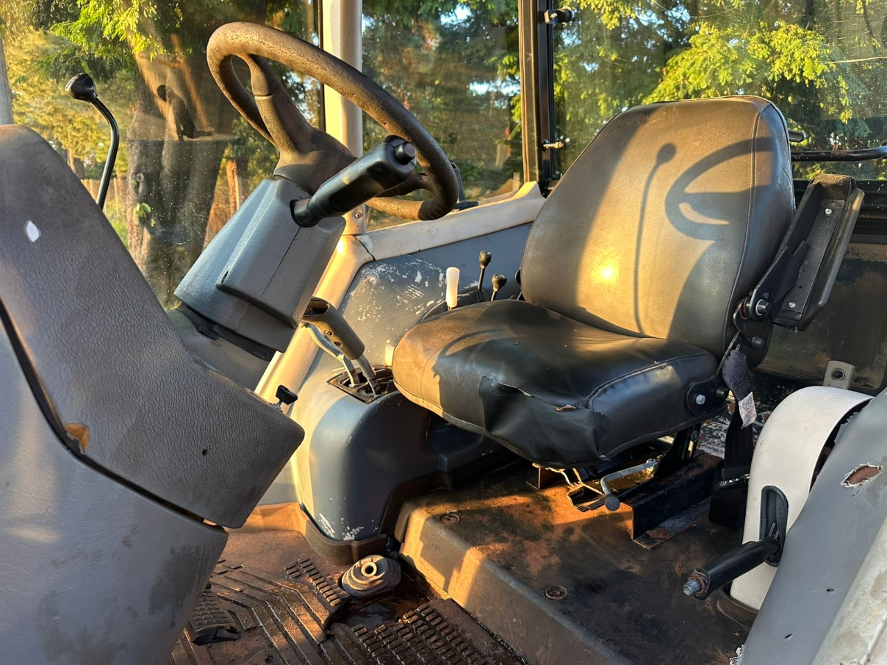 Trator Valtra bh 145 ano 2012 Com gabini original  Com 4 pneus novos  Valor 150 mil - Foto 4