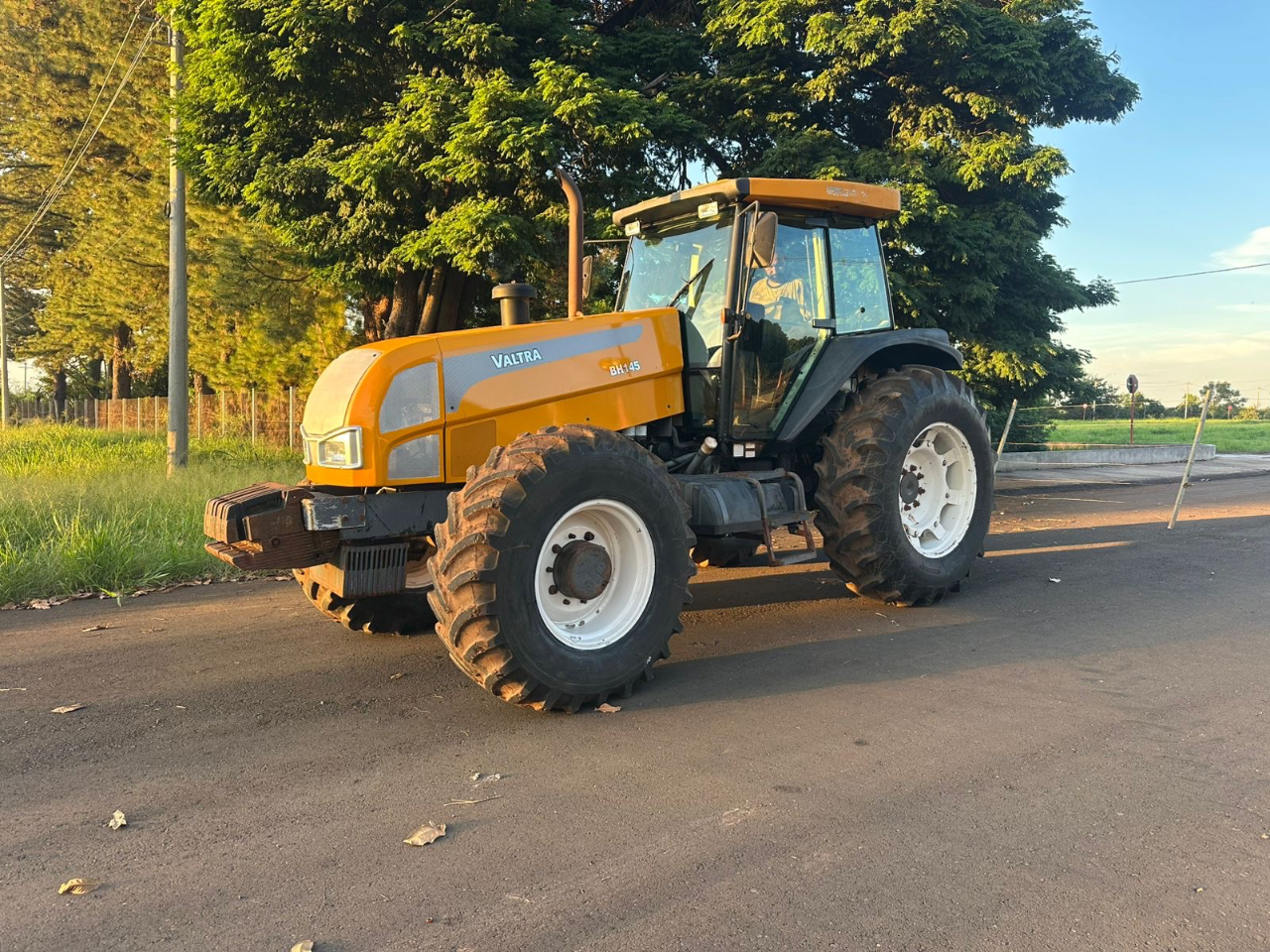Trator Valtra bh 145 ano 2012 Com gabini original  Com 4 pneus novos  Valor 150 mil - Foto 7