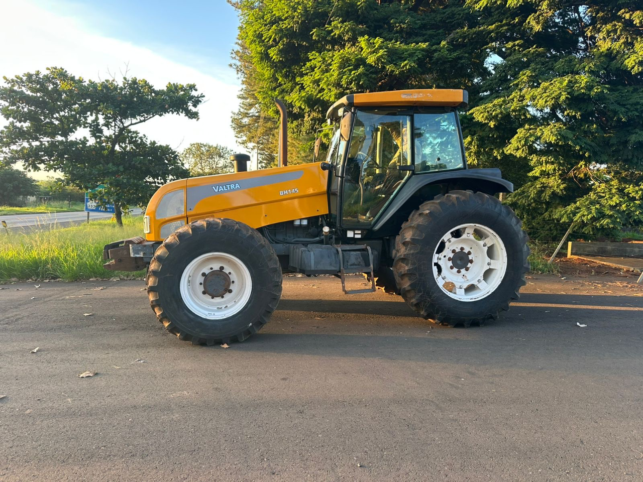 Trator Valtra bh 145 ano 2012 Com gabini original  Com 4 pneus novos  Valor 150 mil - Foto 8