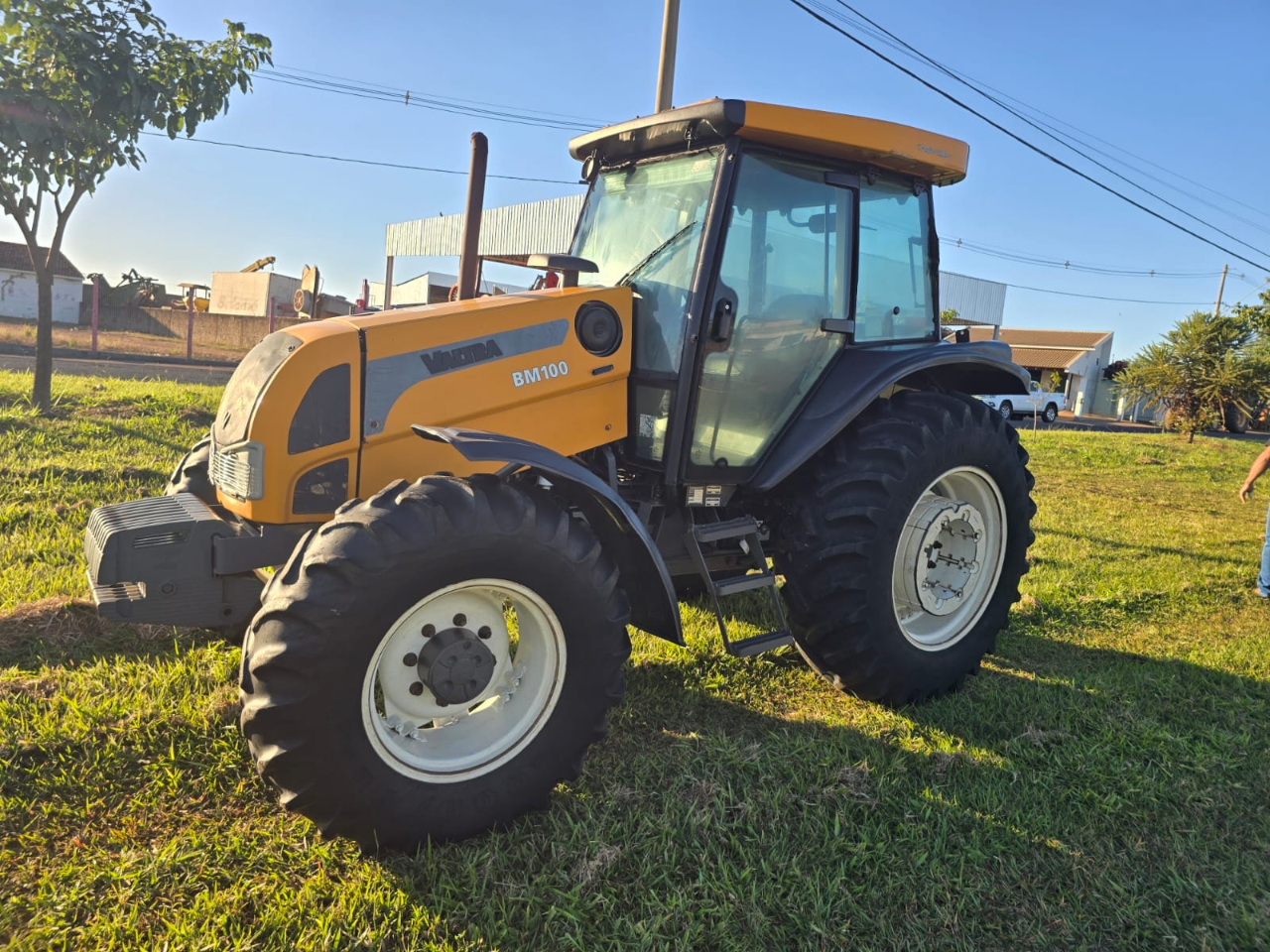Trator Valtra Bm 100 ano 2016 Com gabini original Com 4 pneus novos Semi novo único dono Pronto para trabalhar Valor 170 mil - Foto 1