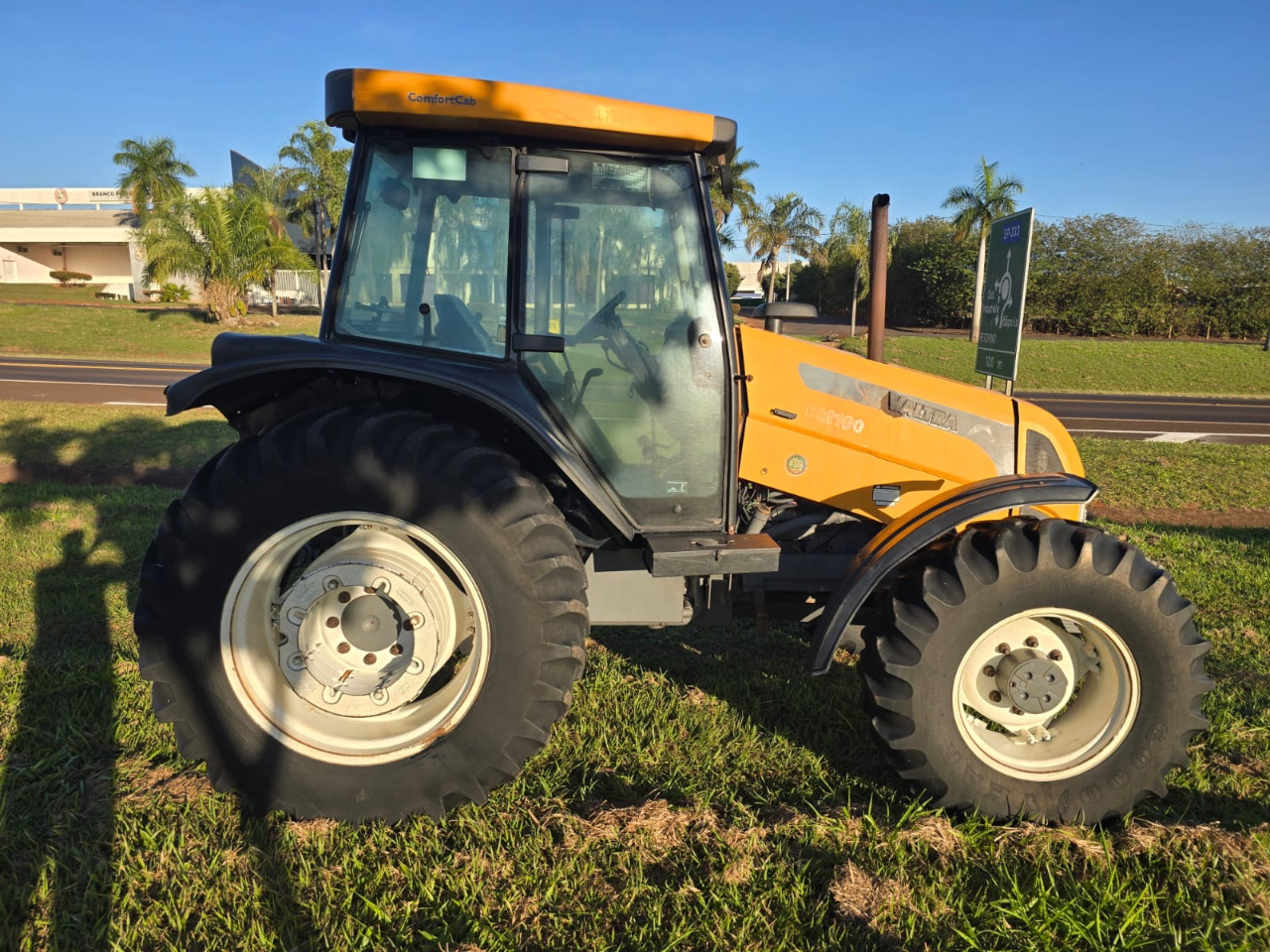 Trator Valtra Bm 100 ano 2016 Com gabini original  Com 4 pneus novos  Semi novo único dono  Pronto para trabalhar  Valor 170 mil - Foto 2