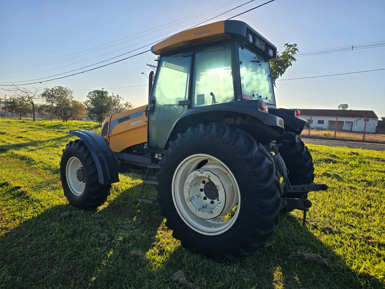 Trator Valtra Bm 100 ano 2016 Com gabini original  Com 4 pneus novos  Semi novo único dono  Pronto para trabalhar  Valor 170 mil - Foto 3