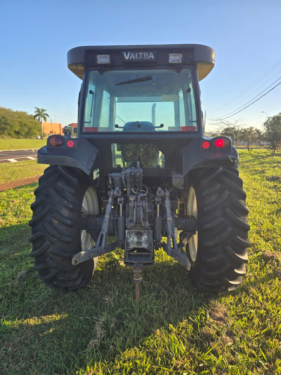 Trator Valtra Bm 100 ano 2016 Com gabini original  Com 4 pneus novos  Semi novo único dono  Pronto para trabalhar  Valor 170 mil - Foto 4