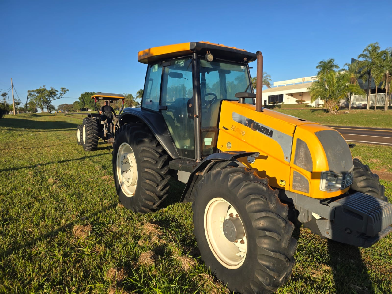 Trator Valtra Bm 100 ano 2016 Com gabini original  Com 4 pneus novos  Semi novo único dono  Pronto para trabalhar  Valor 170 mil - Foto 6