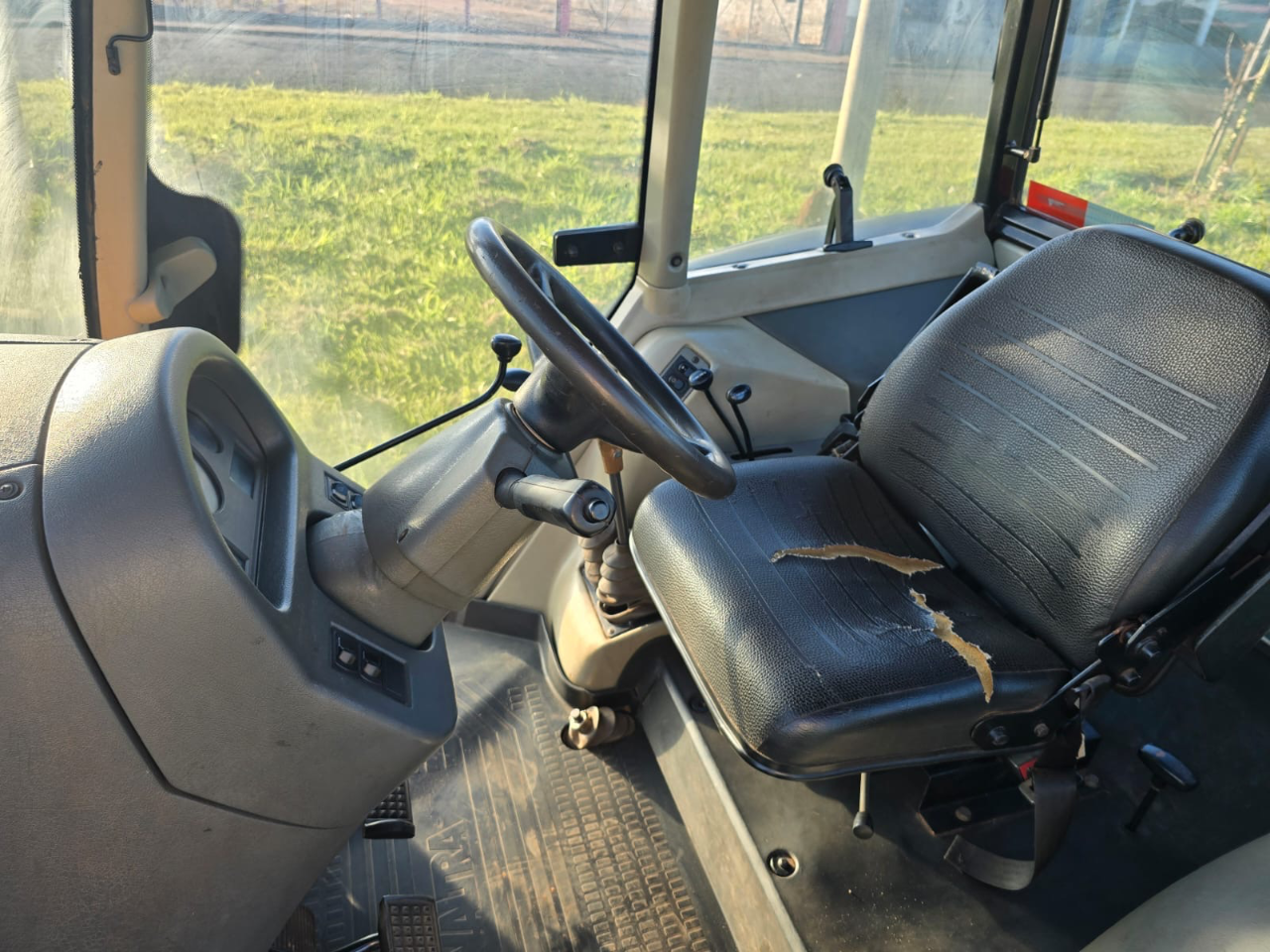 Trator Valtra Bm 100 ano 2016 Com gabini original  Com 4 pneus novos  Semi novo único dono  Pronto para trabalhar  Valor 170 mil - Foto 7