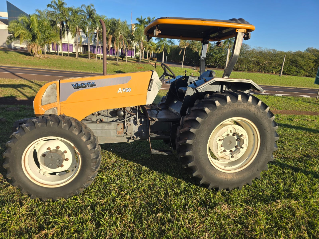 Trator Valtra A950 ano 2011 Com redutor com 4 pneus novos Com comando duplo único dono Proto para trabalhar Oportunidade de negócios Valor 115 mil - Foto 1