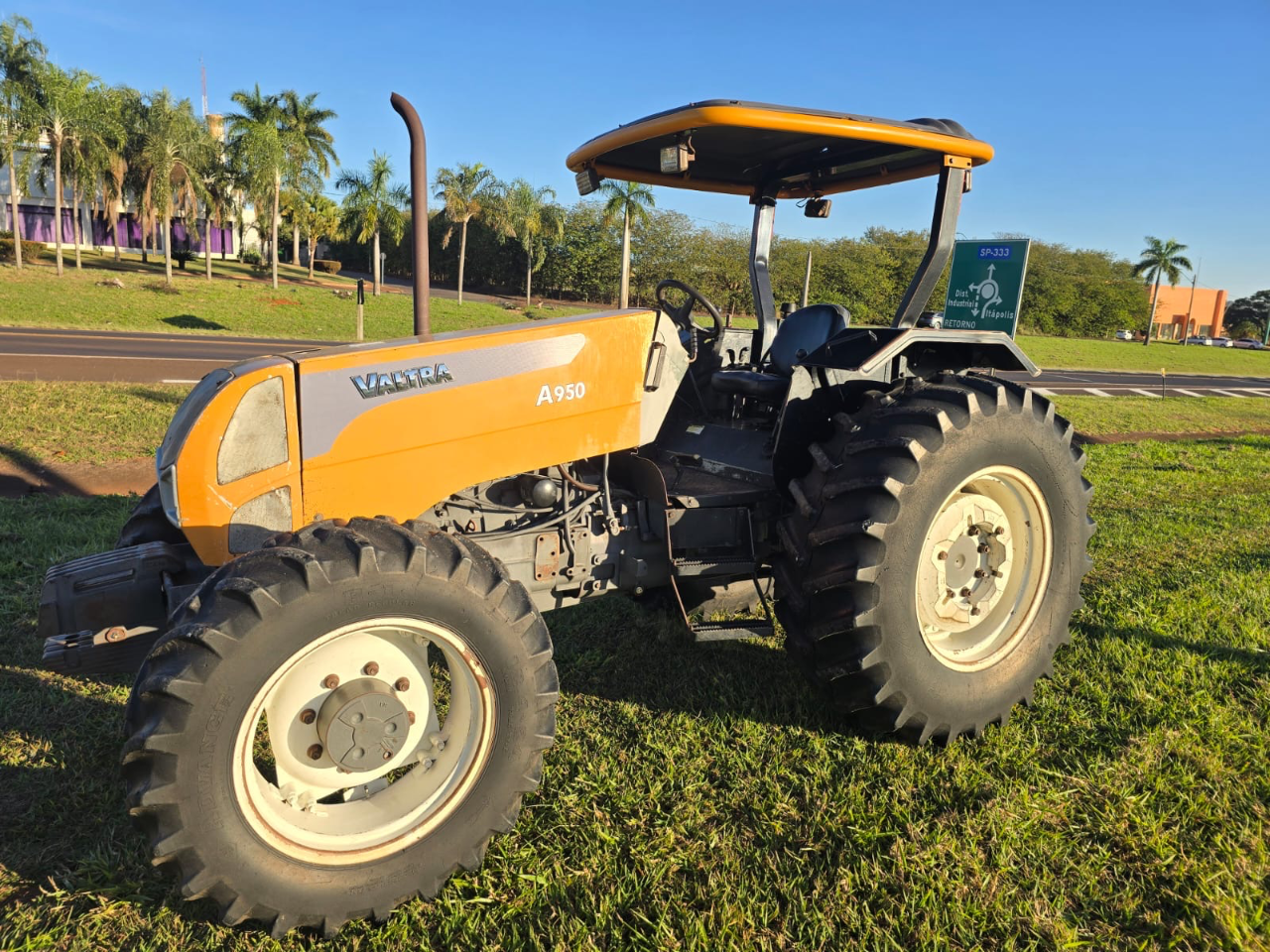 Trator Valtra A950 ano 2011  Com redutor com 4 pneus novos  Com comando duplo único dono  Proto para trabalhar  Oportunidade de negócios  Valor 115 mil - Foto 2