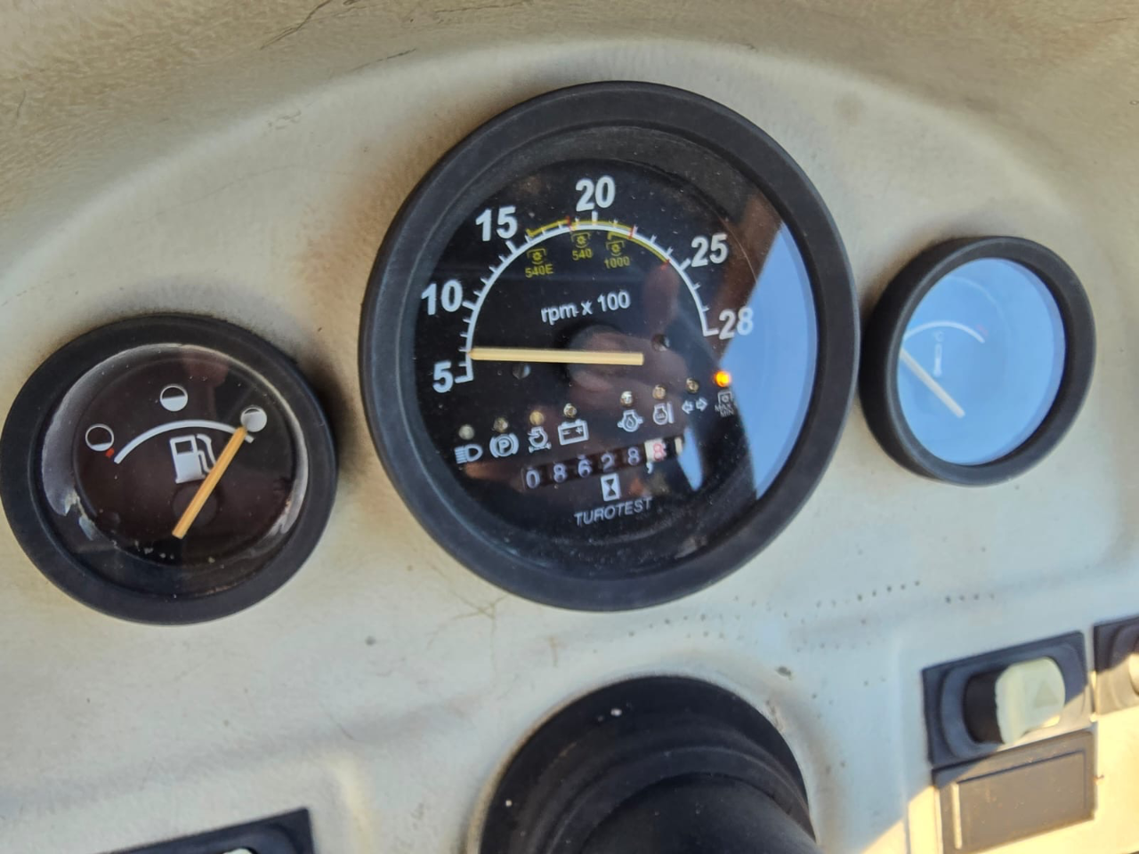 Trator Valtra A950 ano 2011  Com redutor com 4 pneus novos  Com comando duplo único dono  Proto para trabalhar  Oportunidade de negócios  Valor 115 mil - Foto 3