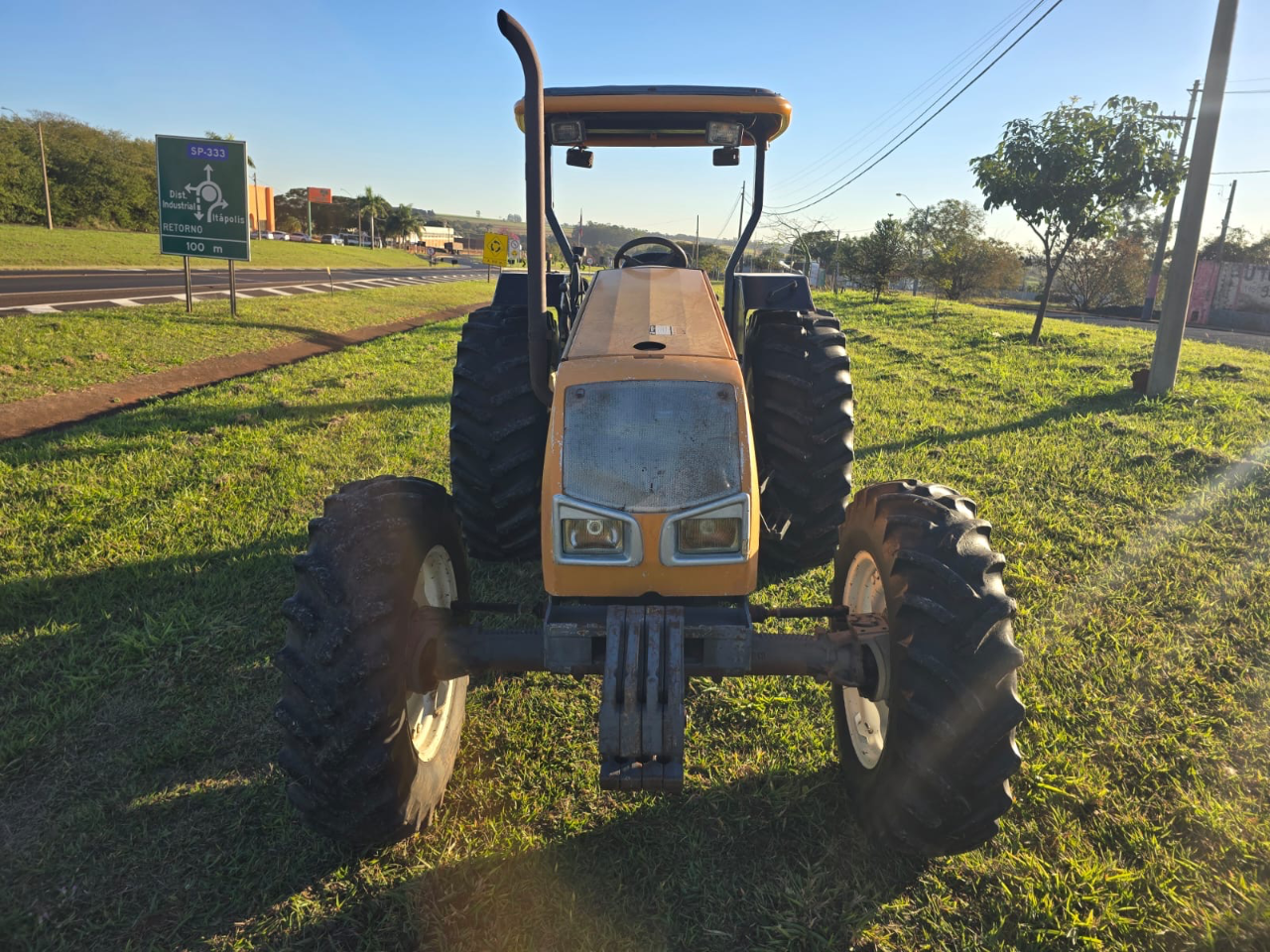 Trator Valtra A950 ano 2011  Com redutor com 4 pneus novos  Com comando duplo único dono  Proto para trabalhar  Oportunidade de negócios  Valor 115 mil - Foto 4