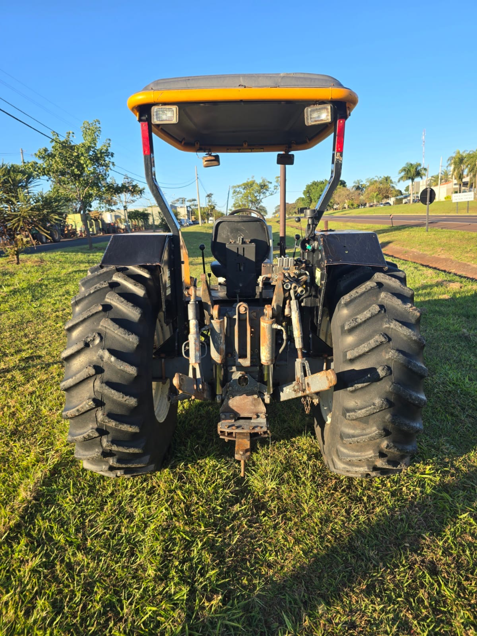Trator Valtra A950 ano 2011  Com redutor com 4 pneus novos  Com comando duplo único dono  Proto para trabalhar  Oportunidade de negócios  Valor 115 mil - Foto 5