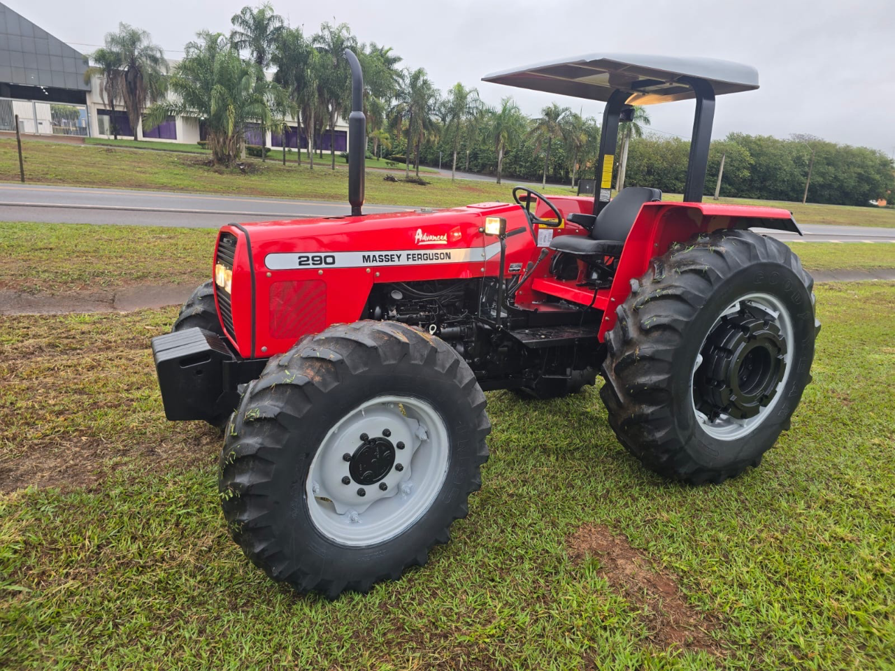 Trator Massey Ferguson advance 290 ano 2002 Com 4 pneus novos Com comando duplo Revisado Porto para Trabalhar valor 125 mil - Foto 1