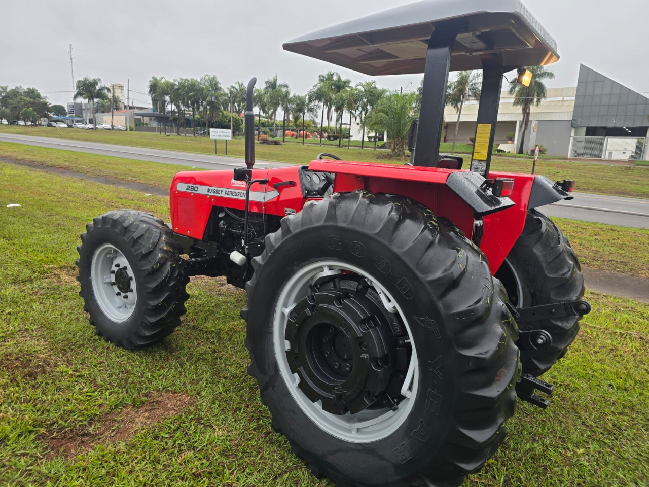 Trator Massey Ferguson advance 290 ano 2002 Com 4 pneus novos  Com comando duplo  Revisado Porto para  Trabalhar valor 125 mil - Foto 4