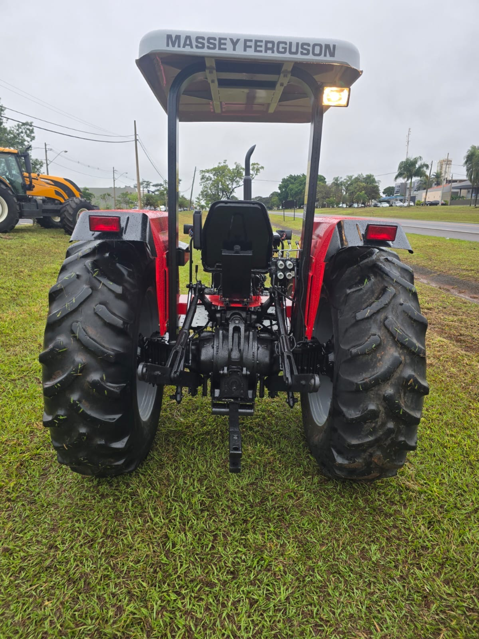 Trator Massey Ferguson advance 290 ano 2002 Com 4 pneus novos  Com comando duplo  Revisado Porto para  Trabalhar valor 125 mil - Foto 6