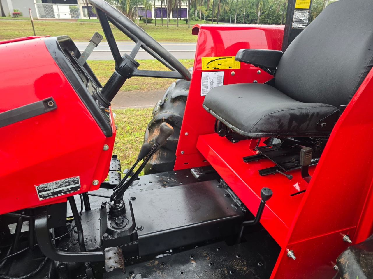 Trator Massey Ferguson advance 290 ano 2002 Com 4 pneus novos  Com comando duplo  Revisado Porto para  Trabalhar valor 125 mil - Foto 9