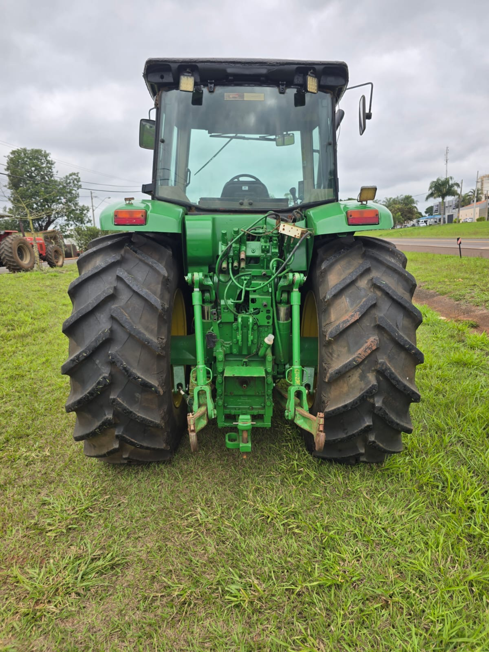 Trator john Deere 7815 ano 2008 Com gabini original  Cum 4 pneus novos  Único dono Porto para  Trabalhar valor 200 mil - Foto 2