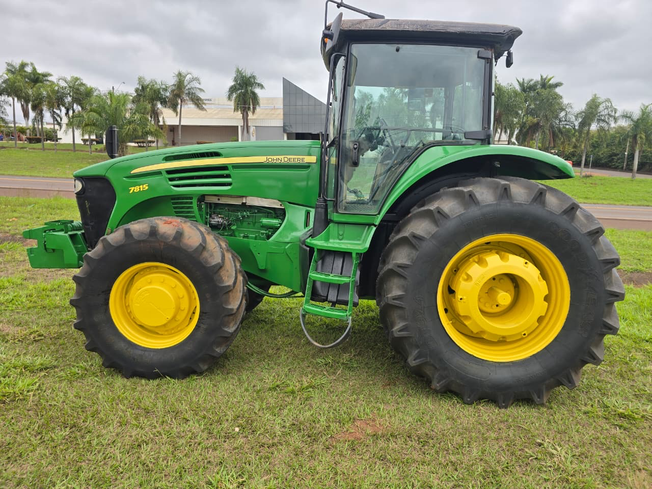 Trator john Deere 7815 ano 2008 Com gabini original  Cum 4 pneus novos  Único dono Porto para  Trabalhar valor 200 mil - Foto 8